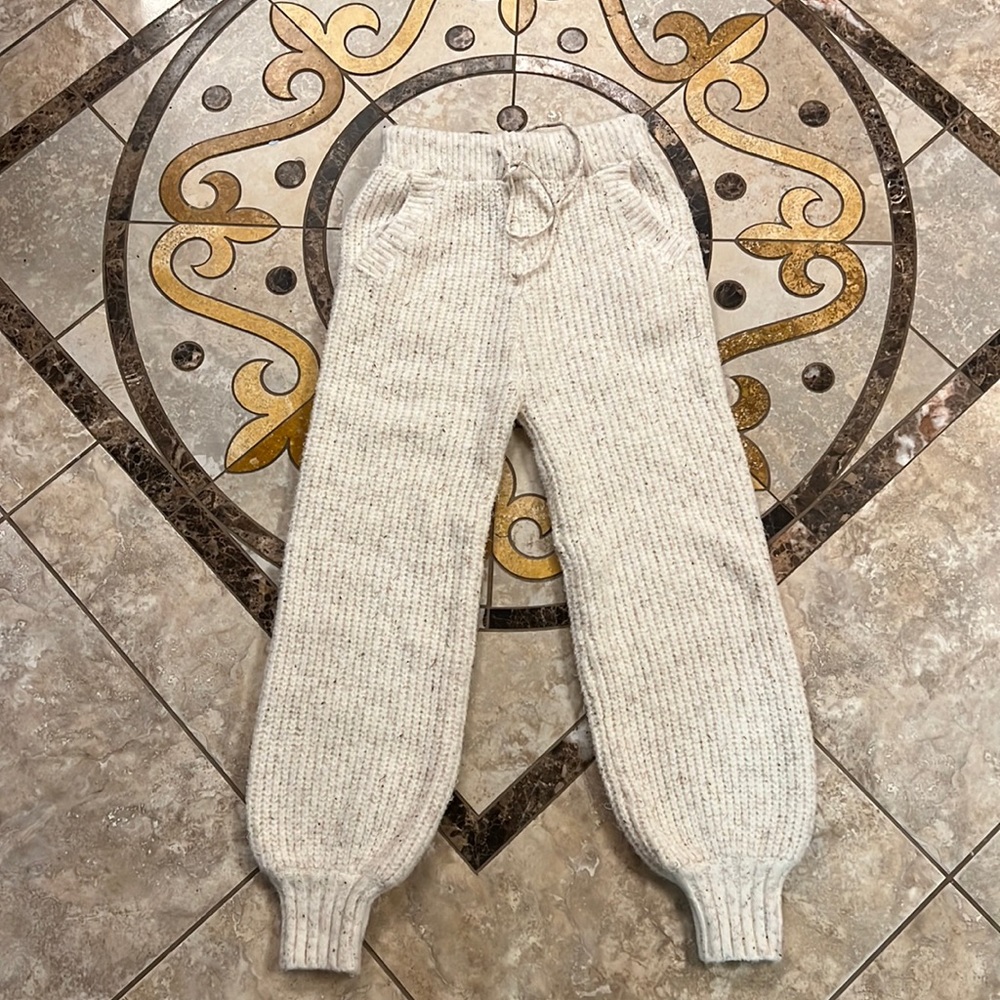 Pol size small crème sweater pant